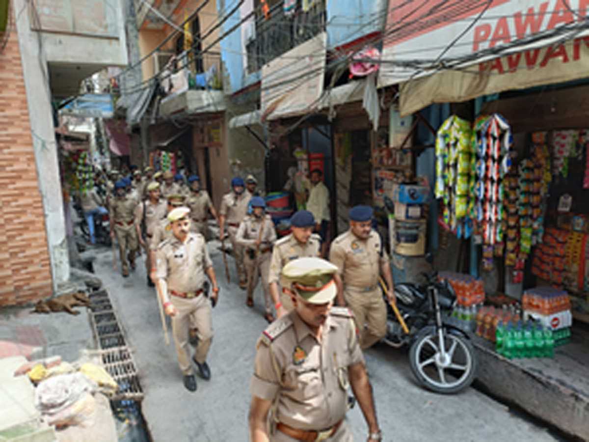गौतमबुद्ध नगर जिला में धारा-144 लागू, पुलिस बल कर रही पैदल मार्च